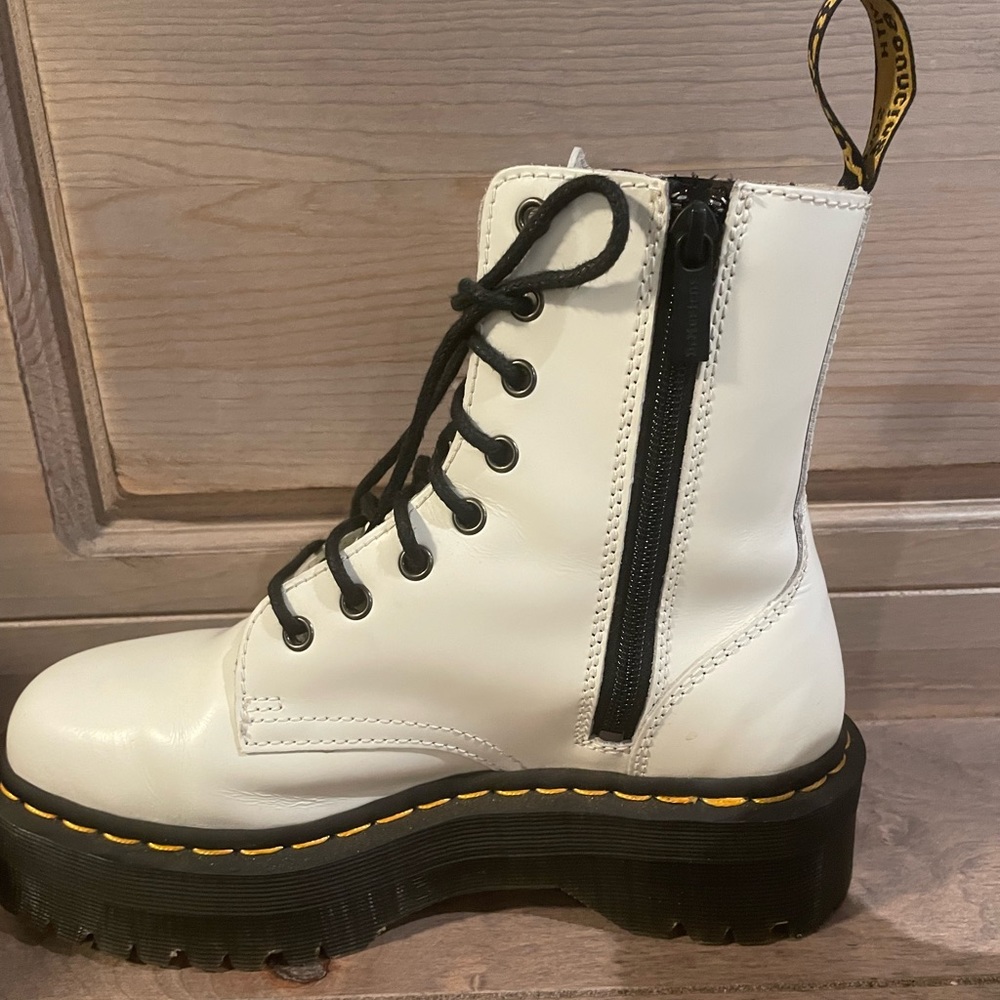 Dr. Martens Jadon Platform classic 8-Eye Boot - Picture 7 of 11